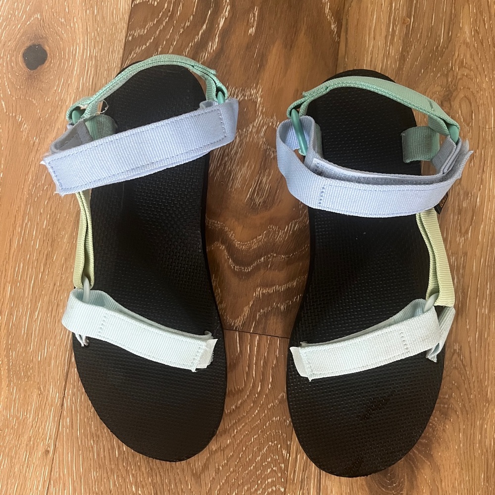 Womens teva size 10 pastel aqua sandals sporty retro EUC worn once